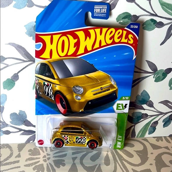HOT WHEELS Fiat 500e Gold and Red toy hot wheels Car NWT - Picture 3 of 6